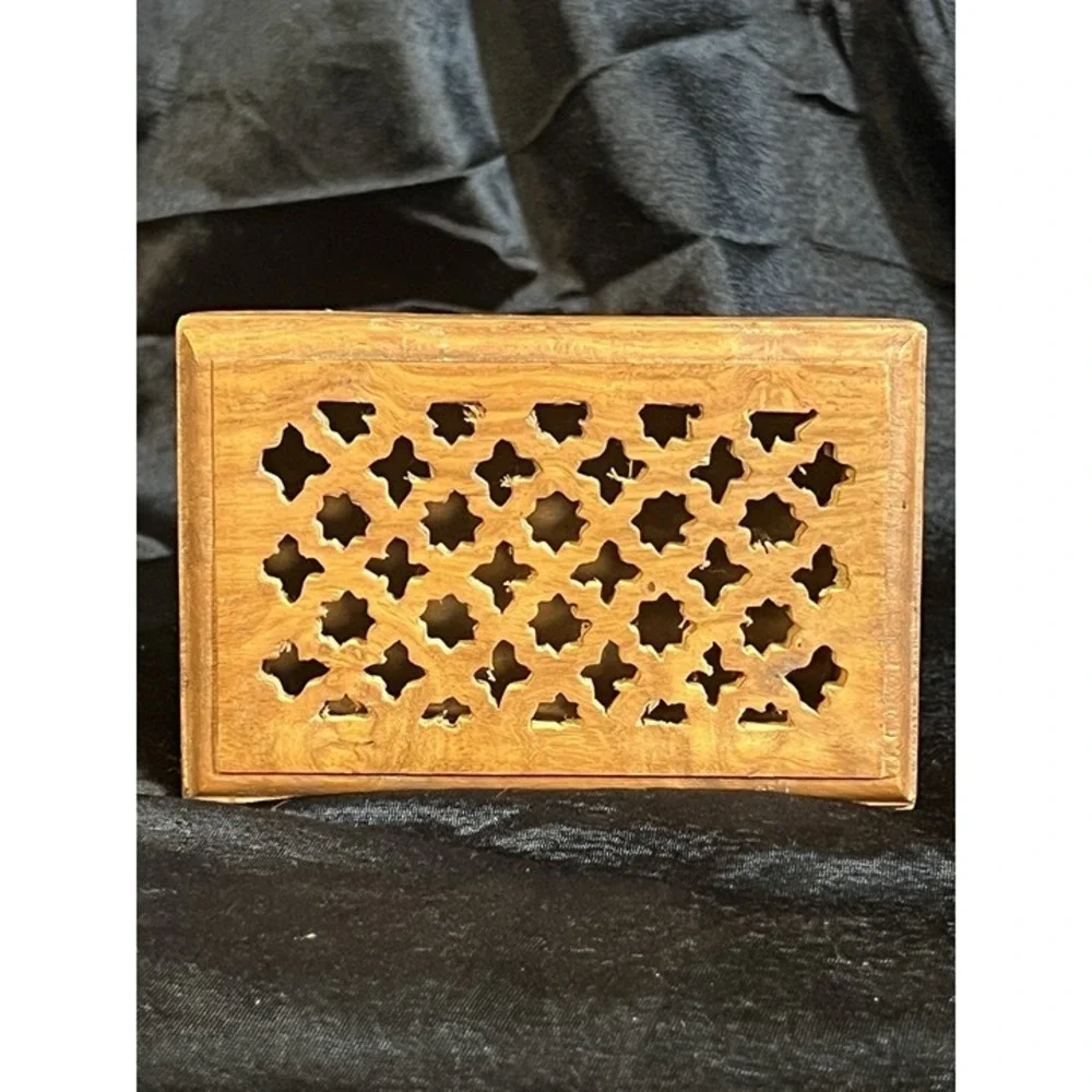 VTG PIERCED WOOD TRINKET BOX 6 x‎ 4 x 2.5 (2191)